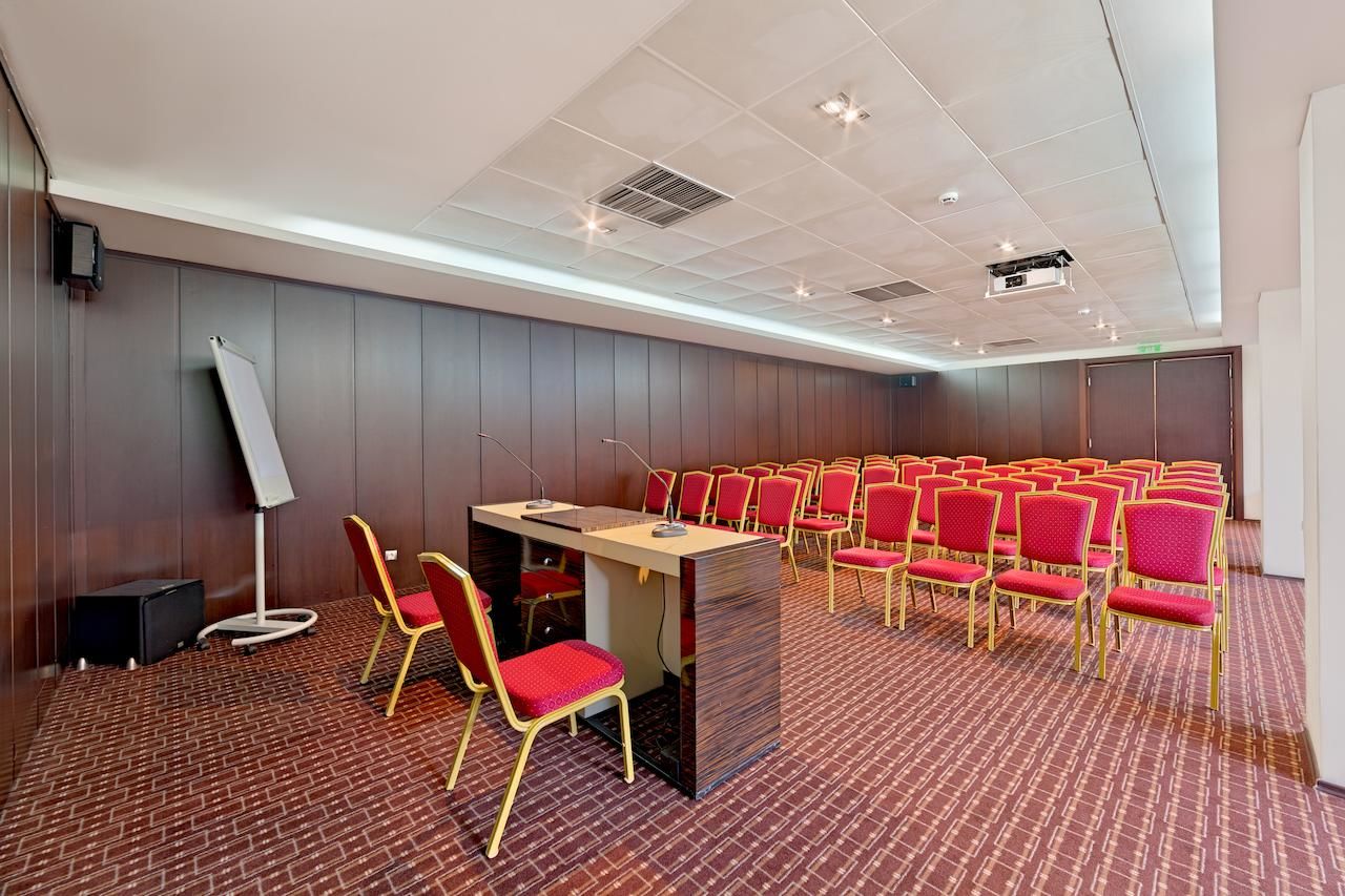 Отель Hotel Cubix Брашов-10