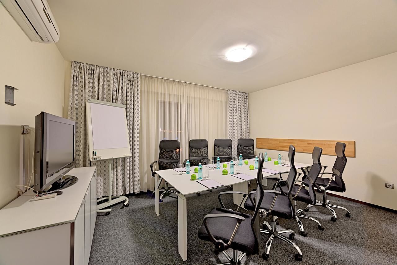 Отель Hotel Cubix Брашов-11