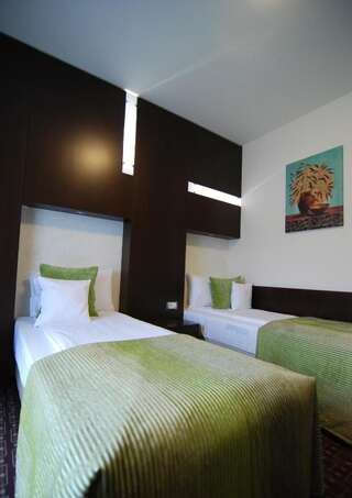 Отель Hotel Cubix Брашов Стандартный двухместный номер с 2 отдельными кроватями-5