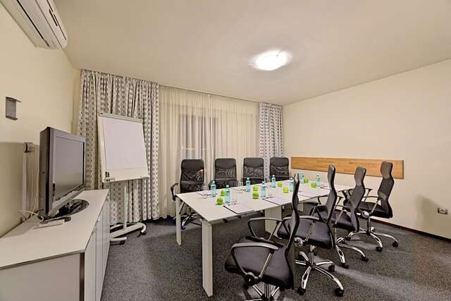 Отель Hotel Cubix Брашов-10